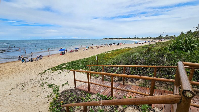 Casa em condomínio com lazer em frente à praia