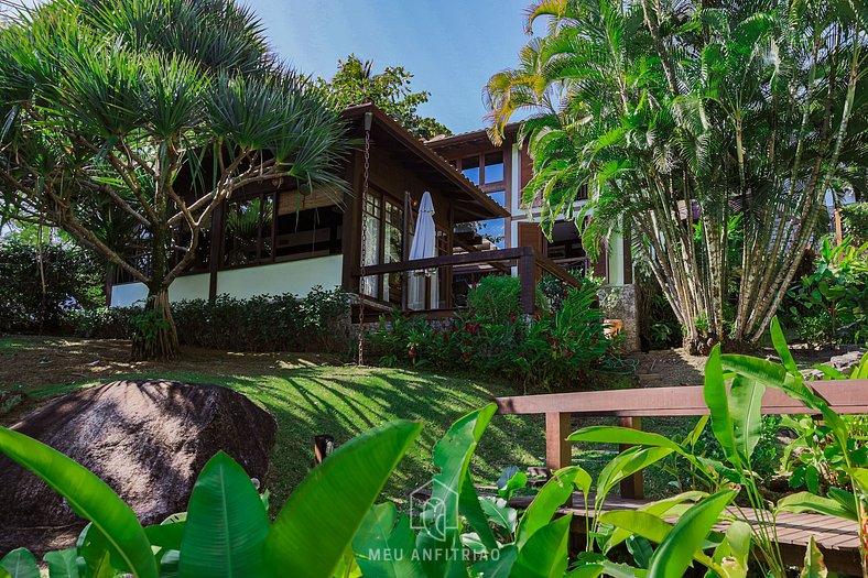 Casa em condomínio com lazer próximo à praia