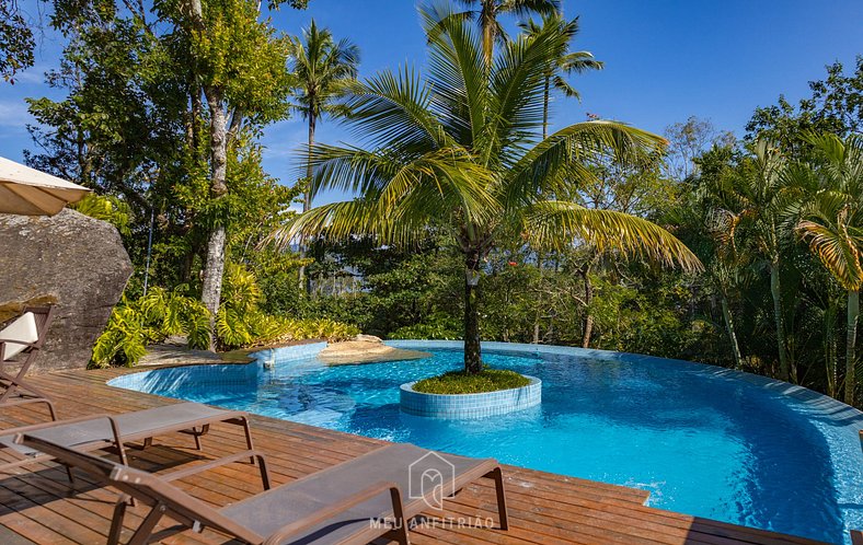 Casa em condomínio com lazer próximo à praia