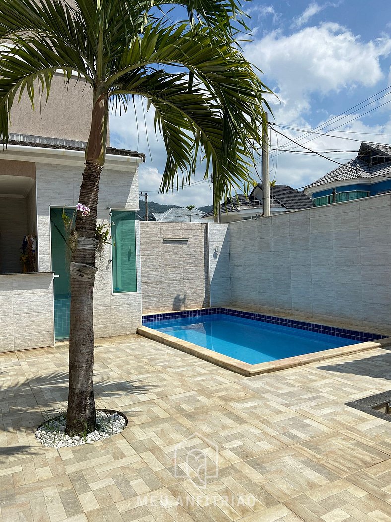 Casa em condomínio com piscina e churrasqueira