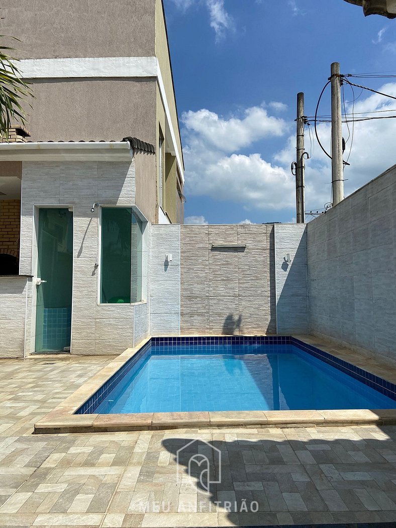 Casa em condomínio com piscina e churrasqueira