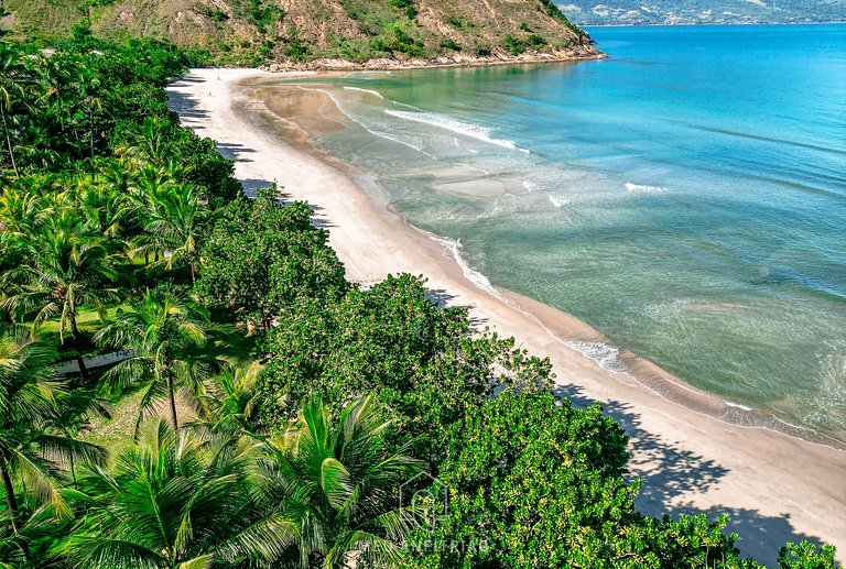 Casa moderna em condomínio na Praia de Guaecá