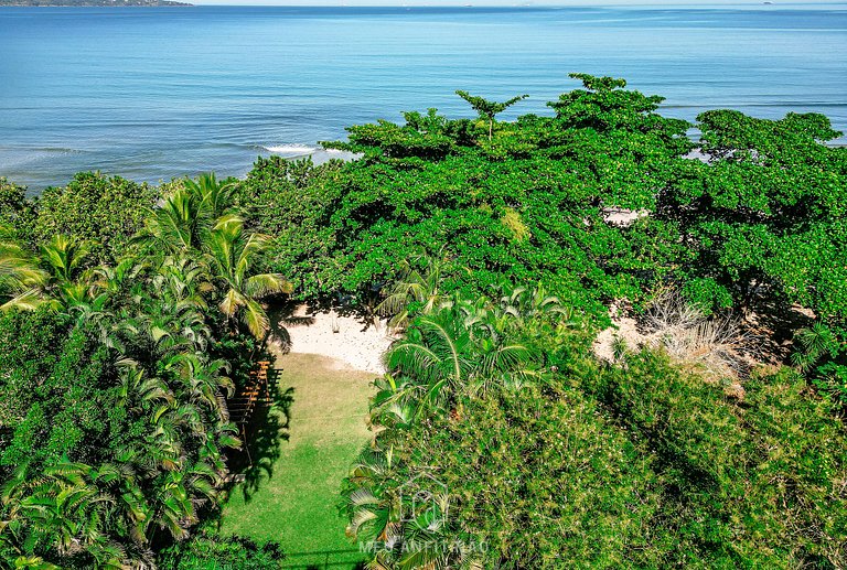 Casa moderna em condomínio na Praia de Guaecá