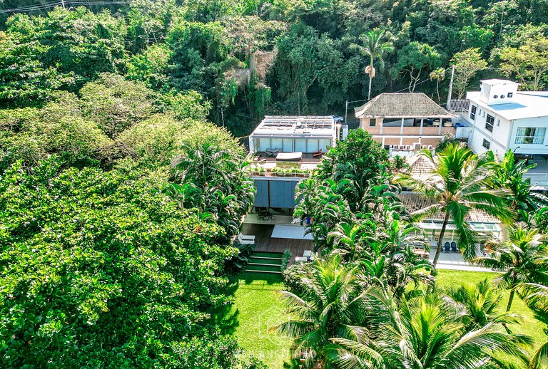 Casa moderna em condomínio na Praia de Guaecá