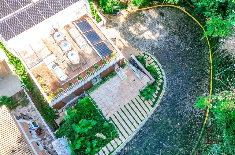 Casa moderna em condomínio na Praia de Guaecá