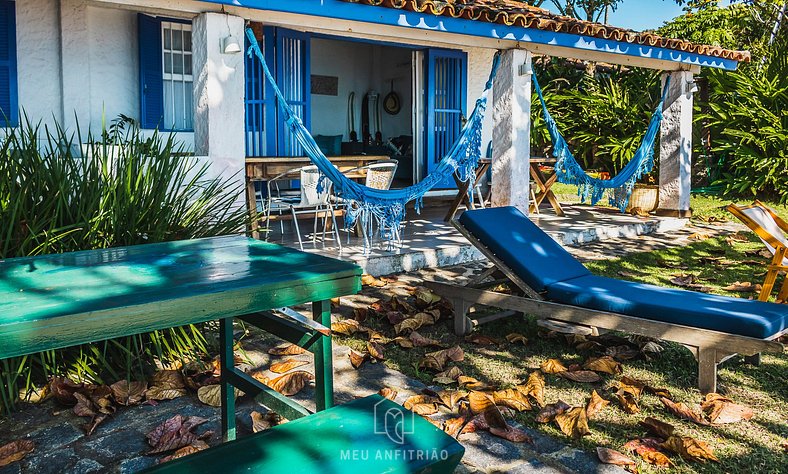 Casa pé na areia com varanda na Praia da Armação