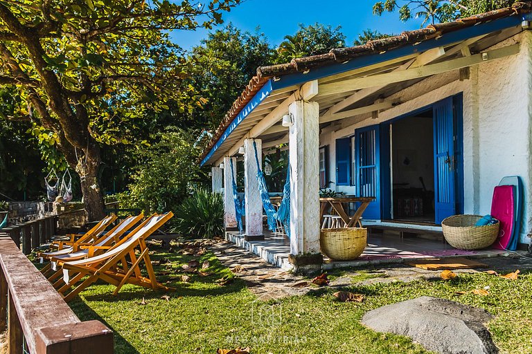 Casa pé na areia com varanda na Praia da Armação