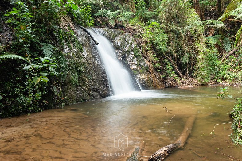 Chalé com aquecedor e fogão à lenha no Lajeado