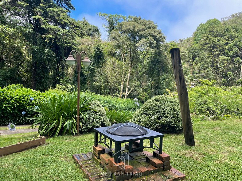 Chalé com aquecedor e fogão à lenha no Lajeado