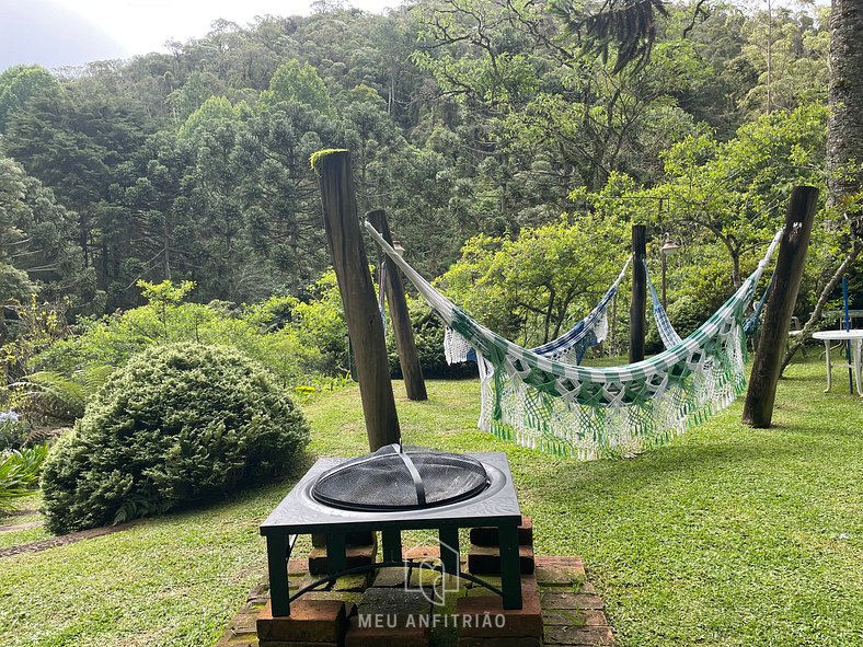 Chalé com aquecedor e fogão à lenha no Lajeado