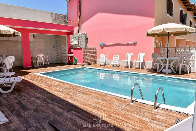 Chalé com churrasqueira e piscina perto da praia