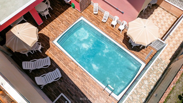 Chalé com churrasqueira e piscina perto da praia