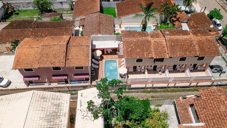 Chalé com churrasqueira e piscina perto da praia