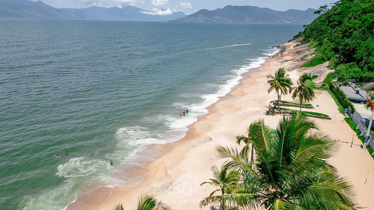 Chalé com churrasqueira e piscina perto da praia