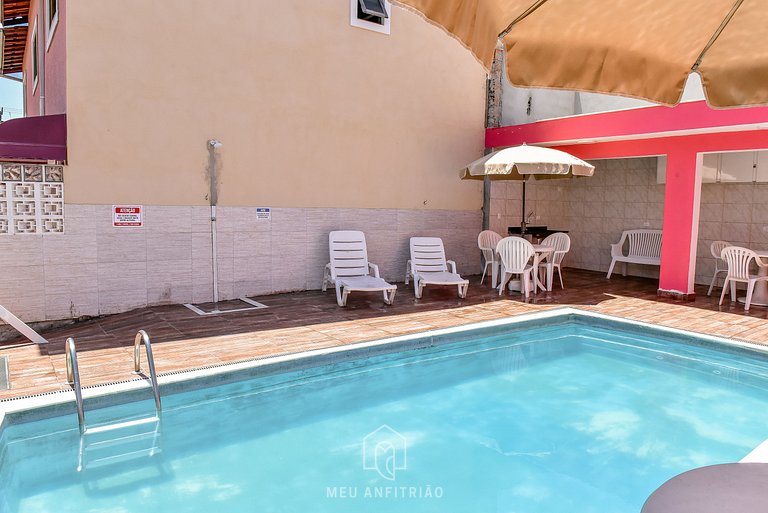 Chalé com churrasqueira e piscina perto da praia