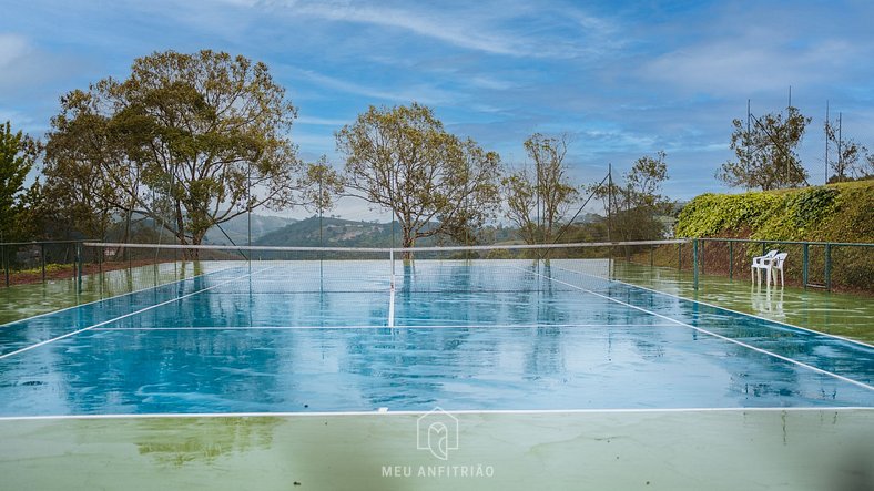 Chalé com sacada e lareira em meio à natureza