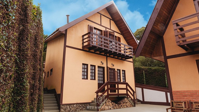 Chalet w/ balcony & fireplace surrounded by nature