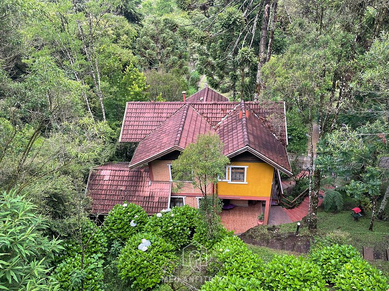 Chalet with heater near Amantikir Park