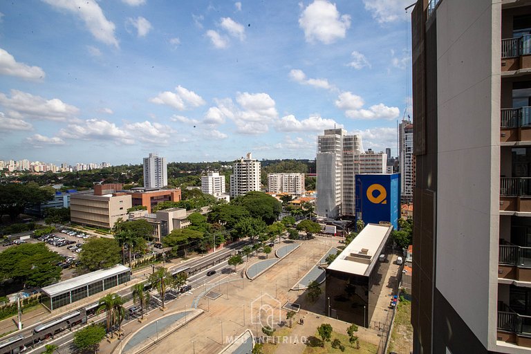 Cozinha completa, ar-condicionado ao lado do metrô