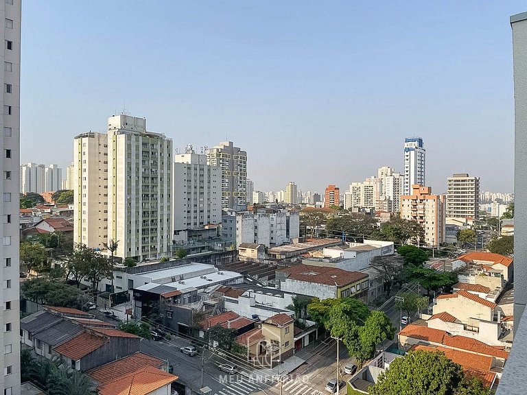 Cozinha completa, TV e conforto ao lado do metrô