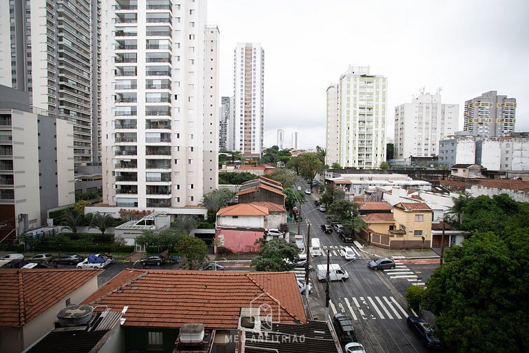 Cozinha completa, TV e conforto ao lado do metrô