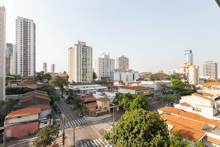 Cozinha completa, TV e lazer ao lado do metrô