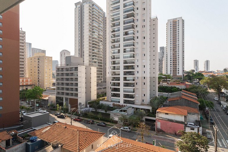 Cozinha completa, TV e lazer ao lado do metrô