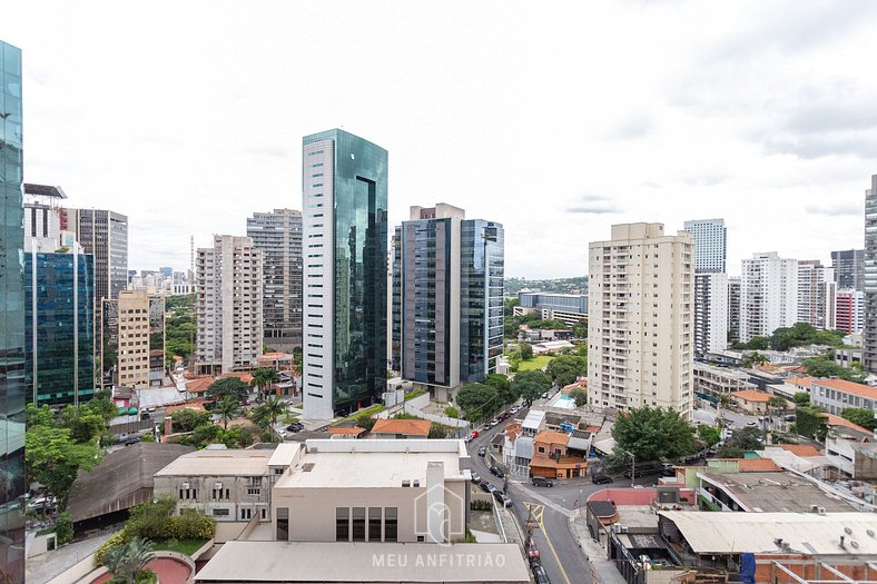 Cozinha, TV e varanda ao lado do metrô Faria Lima