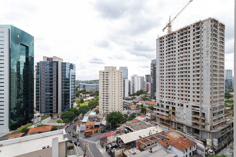 Cozinha, TV e varanda ao lado do metrô Faria Lima