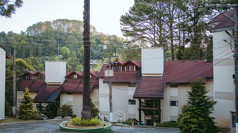 Duplex com lareira e TV Smart em meio à natureza