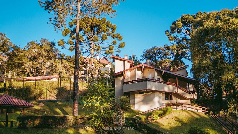 Duplex com lareira e TV Smart em meio à natureza