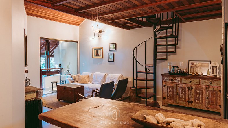 Duplex with fireplace and TV surrounded by nature