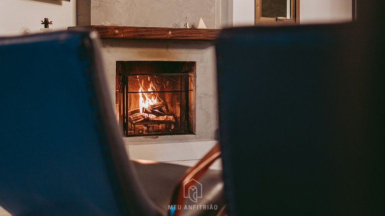 Duplex with fireplace and TV surrounded by nature