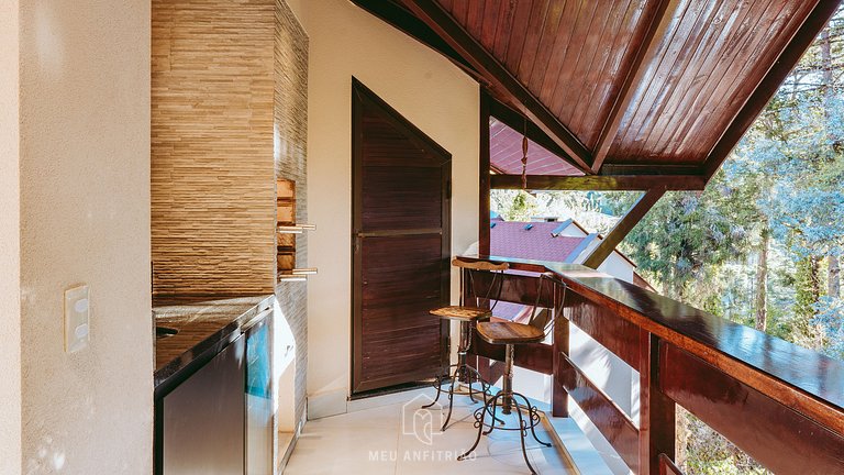 Duplex with fireplace and TV surrounded by nature