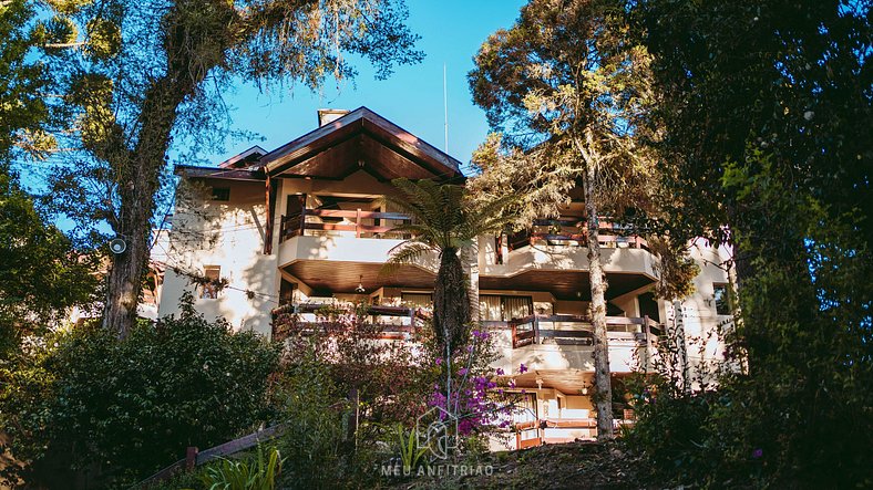 Duplex with fireplace and TV surrounded by nature