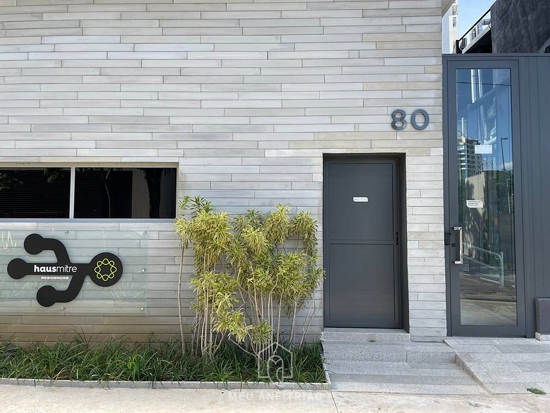 Full kitchen, air conditioning next to the subway