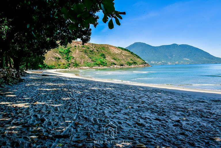 House with air conditioning and TV in Guaecá Beach