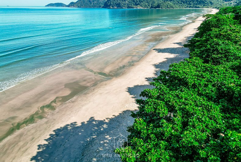 House with air conditioning and TV in Guaecá Beach