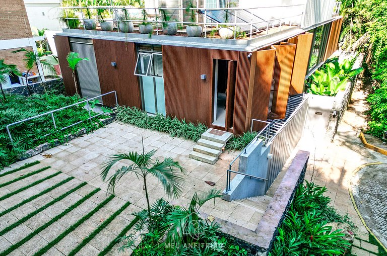 House with air conditioning and TV in Guaecá Beach