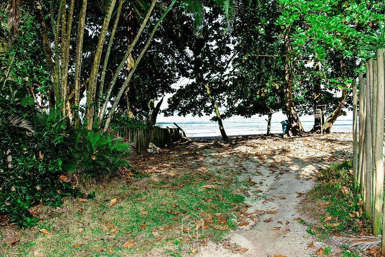 House with air conditioning and TV in Guaecá Beach