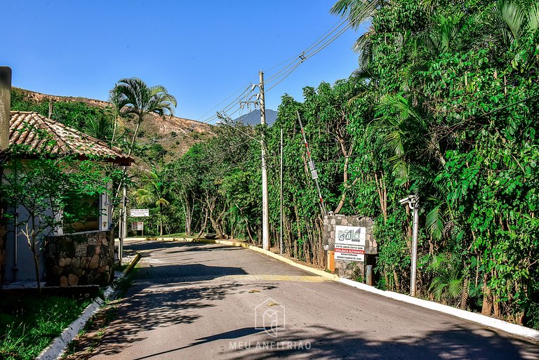 House with air conditioning and TV in Guaecá Beach