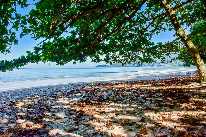 House with air conditioning and TV in Guaecá Beach