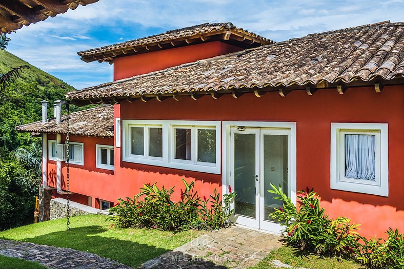 House with barbecue, swimming pool and sea view