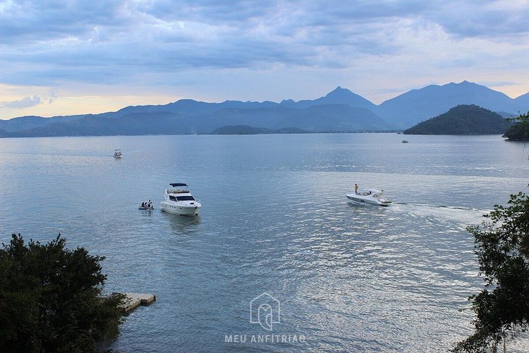 House with exclusive beach on island in Paraty