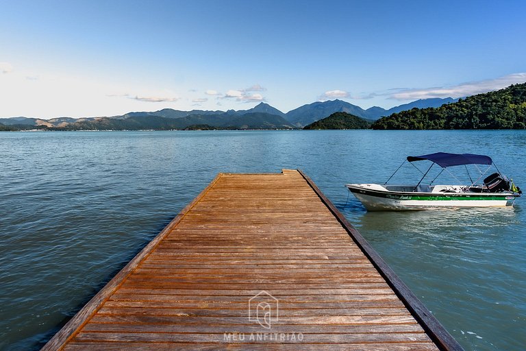 House with exclusive beach on island in Paraty