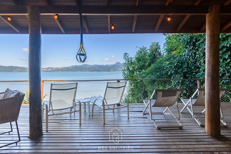 House with exclusive beach on island in Paraty