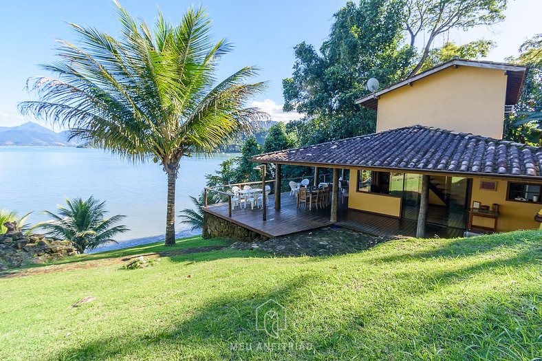 House with exclusive beach on island in Paraty