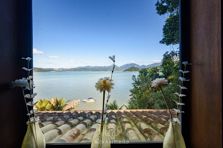 House with exclusive beach on island in Paraty