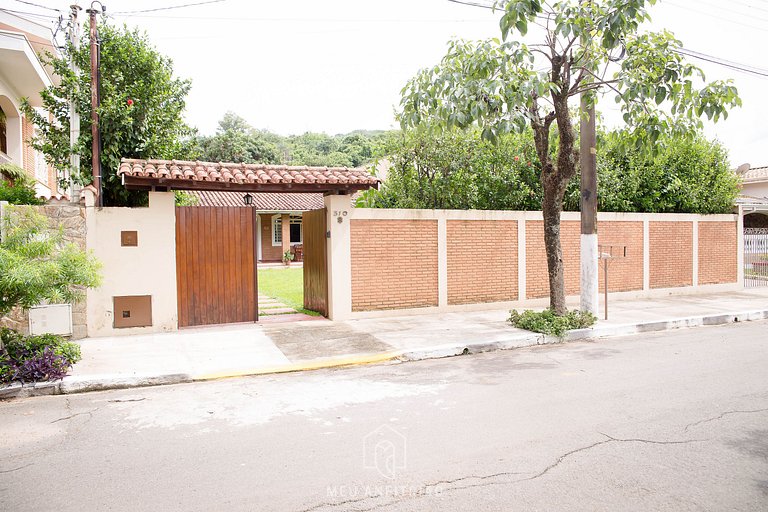 House with garden and barbecue at Águas da Prata