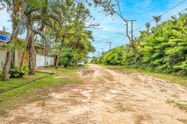 House with garden and barbecue near the beach